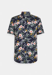 Kurzarmhemd in dunklen Marineblau mit einem tropischen Blumenmuster, das weiße und gelbe Blumen, grüne Blätter und einen Button-Down-Kragen zeigt.