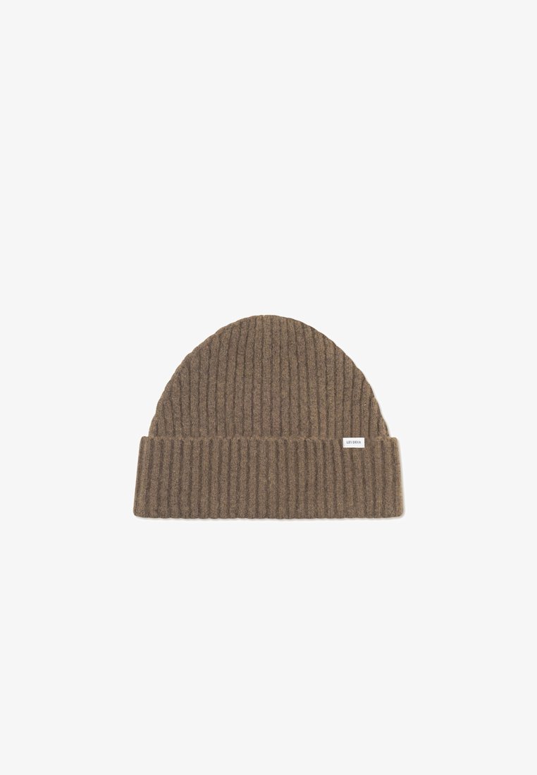 Brown ribbed knit beanie with a folded cuff. Made of soft fabric, features a small label on the cuff. Compact and rounded shape.