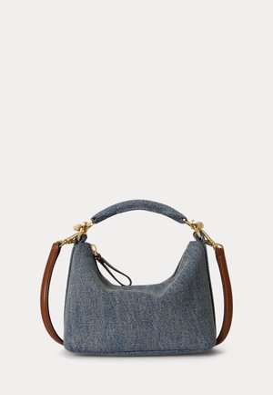 Geantă de mână din denim cu mâner scurt superior și o curea de umăr detașabilă din piele maro, prevăzută cu accesorii aurii și închidere cu fermoar.