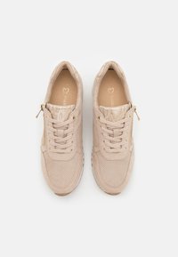 Sneaker beige con un motivo testurizzato, materiale perforato, lacci piatti e una cerniera laterale. Finitura liscia e design della punta arrotondata.