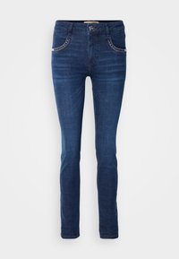 Jean en denim bleu foncé avec une coupe ajustée, présentant des coutures décoratives sur les poches avant et une fermeture à bouton standard à la taille.