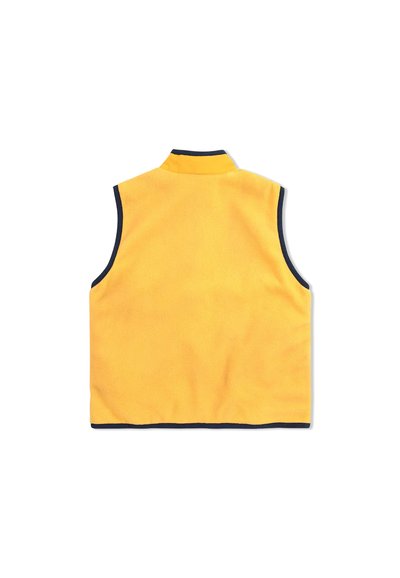 Gelber Fleece-Weste mit hohem Kragen, ärmellosem Design und kontrastierendem Marineblau entlang der Kanten. Glatte Textur, leichtes Material.