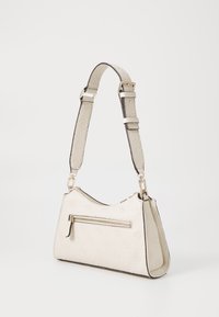 Borsa a mano in pelle crema con motivo in rilievo, ferrature dorate e una tasca piatta con zip. Presenta una tracolla staccabile e regolabile.