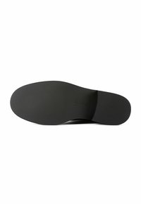 Talpă de pantof neagră cu un model texturat de prindere, formă ușor curbată și marcaje de dimensiune. Margini netede și design plat pentru stabilitate.