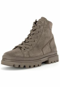 Bottines hautes en suède marron avec une finition texturée, présentant un bout arrondi, un laçage à l'avant et une semelle en caoutchouc robuste avec des crampons prononcés.