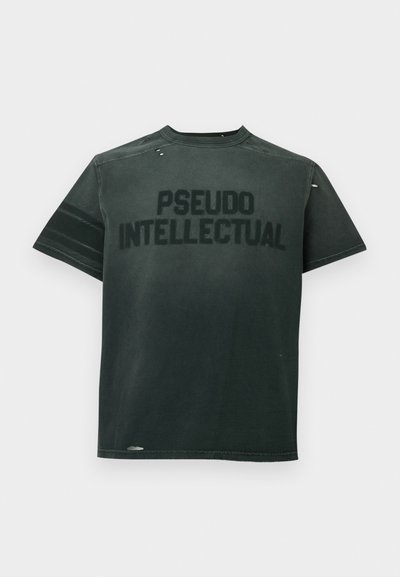 Schwarzes Baumwoll-T-Shirt mit der Aufschrift "PSEUDO INTELLECTUAL" in fetten Buchstaben. Kurze Ärmel, Rundhalsausschnitt und abgenutzte Details am Kragen.