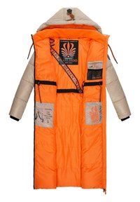 Beige pufferjack met een oranje voering. Heeft zwarte accenten, ritszakken en bedrukte details op de binnenvoering.