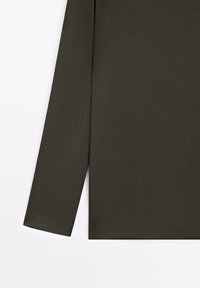 Langärmliges Shirt aus dunkelgrünem Jersey-Stoff. Hat einen geraden Schnitt, abgerundeten Saum und einfache Bündchen ohne Verzierungen oder Muster.