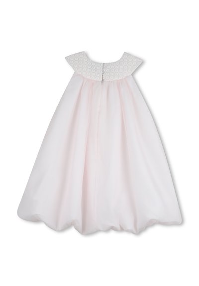 Απαλό ροζ φόρεμα με φούστα σε σχήμα καμπάνας, υφασμένη λευκή γιακά και κούμπωμα μ ε κουμπιά στο πίσω μέρος. Ομαλό ύφασμα με απαλό υφή.