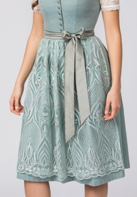 Hellblaue Kleid mit strukturiertem Oberteil und Spitzendetails an den Ärmeln. Der Rock hat kunstvolle silberne Stickereien und ein passendes Band, das in der Taille gebunden wird.