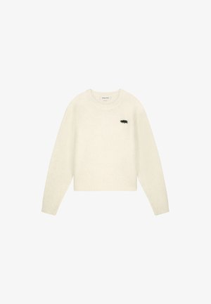 Witte gebreide trui met een losse pasvorm, ronde halslijn en geribde manchetten. Heeft een klein zwart embleem op de linkerkant van de borst. Zachte textuur.