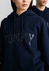 Tommy Jeans GLITTER HOODIE UNISEX - Jersey con capucha - dark night navy