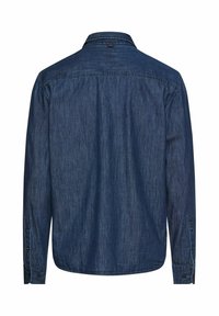 Mørkeblå denim skjorte med lange ærmer set bagfra med knappet manchetter og en lille mærkat under kraven.