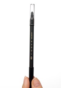 Crayon noir avec une pointe fine, capuchon transparent et lettres dorées sur le côté. Tenue par une main, montrant son design épuré.