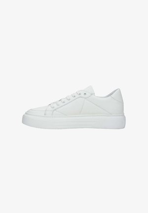 Weißer Sneaker mit einem glatten Obermaterial aus Leder, runder Zehenpartie, sechs Ösen, flachen Schnürsenkeln und einer dicken Gummisohle mit strukturierten Details.