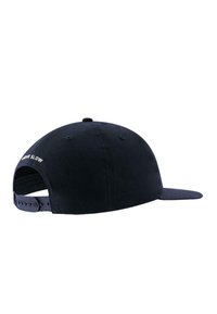 Cappello blu navy con visiera curva, realizzato in cotone. Presenta una chiusura plastica a scatto e testo ricamato bianco sul retro.