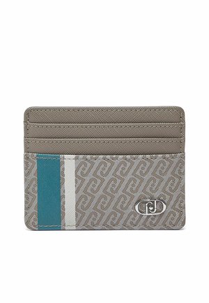 Portatessere beige sottile con motivo geometrico in rilievo, due strisce verticali in verde acqua e bianco, e un emblema logo in metallo argento.