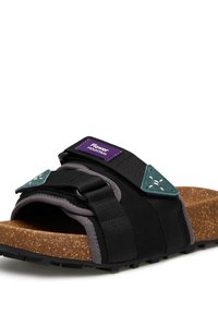 Sandali neri con soletta in sughero, fasce larghe con dettagli verdi e etichetta viola. Suola in gomma testurizzata, design open toe.
