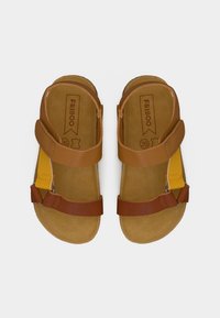 Καφέ και κίτρινα δερμάτινα σανδάλια παιδικά με ρυθμιζόμενους ιμάντες, μαλακό επενδεδυμένο πέλμα και λογότυπο της μάρκας στην εσωτερική σόλα, μέγεθος 26.
