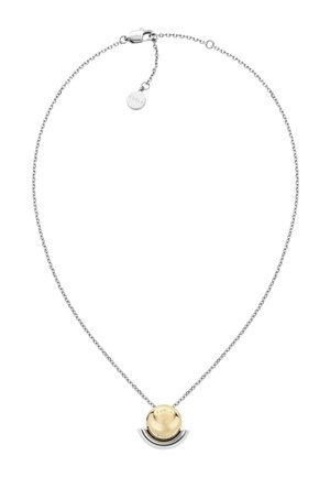Náhrdelník ze stříbrného řetízku se zlatým a stříbrným geometrickým přívěskem s rytím „Furla“ a malým značkovým přívěskem u zapínání.
