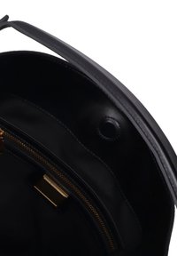 Borsa a mano in pelle nera con una superficie liscia, dotata di una cerniera dorata, tasca interna e una tracolla piatta. Design con apertura superiore.