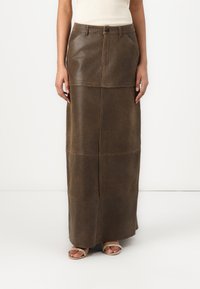 Hnědá kožená maxi sukně s předním zapínáním na knoflíky, dvěma předními kapsami, švovým detailem a hladkým povrchem.