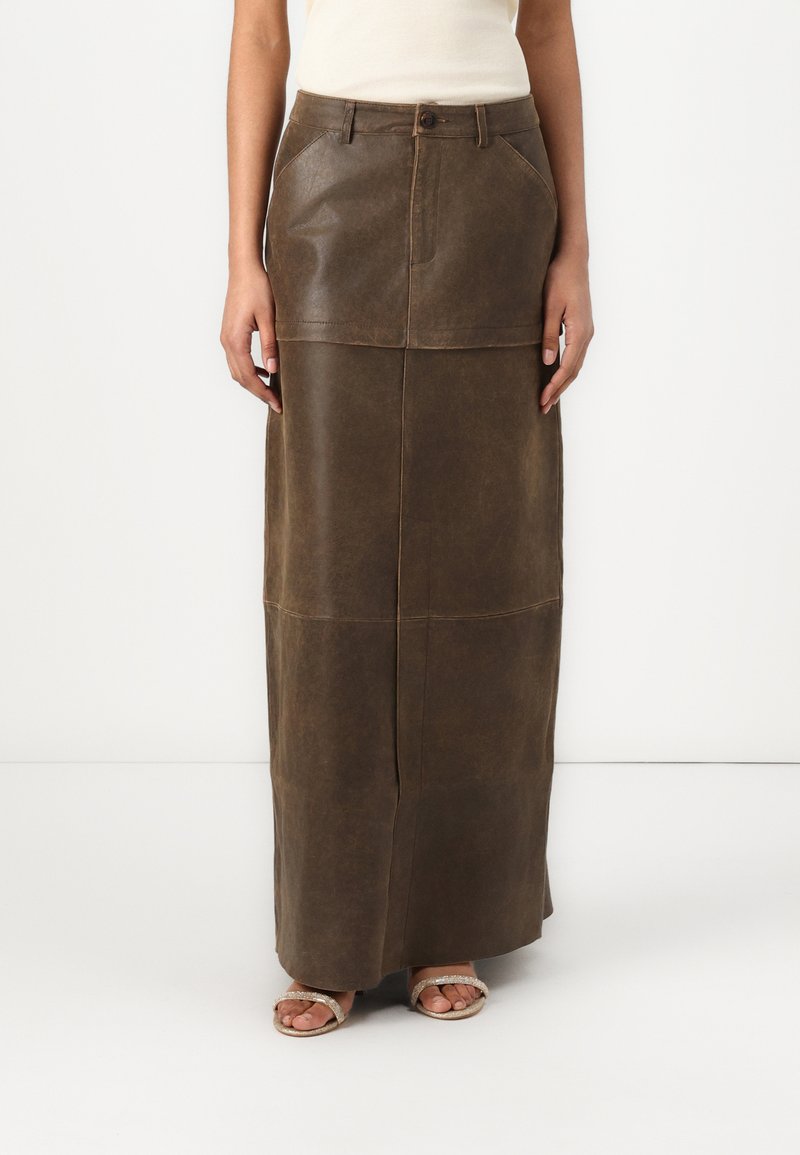 Hnědá kožená maxi sukně s předním zapínáním na knoflíky, dvěma předními kapsami, švovým detailem a hladkým povrchem.