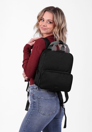 Černý batoh se zipovým uzavřením, vybavený přední kapsou a barevně vzorovanými popruhy. Vyroben z odolné tkaniny s nastavitelnými popruhy.