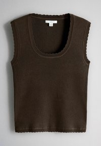 Tmavohnedý rebrovaný pletený top bez rukávov s výstrihom do oblúka a vlnitými okrajmi na otvoroch pre ruky a spodnom leme, veľkosť stredná.