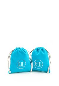 To turekise snørebåndsposer med sølv snore, der har et hvidt rundt logo, som står "Elli by Julie & Grace." Blød stoftekstur.