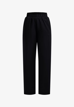 Pantalones deportivos negros con cinturilla elástica, con un corte holgado y un sutil logo bordado en el lado inferior. Textura de tela suave.
