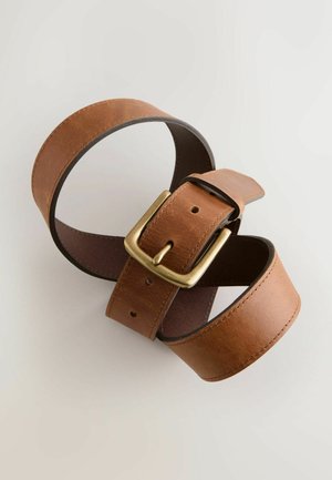 Tanfarvet læderbælte med en mat finish og en firkantet messing spænde. Har en glat tekstur og hullerne til justering.