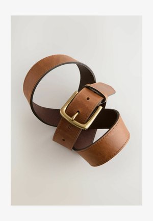 Tanfarvet læderbælte med en mat finish og en firkantet messing spænde. Har en glat tekstur og hullerne til justering.