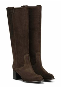 Bottes en daim marron montantes avec un bout carré, un talon épais et un design sans couture présentant des coutures subtiles et un onglet latéral.