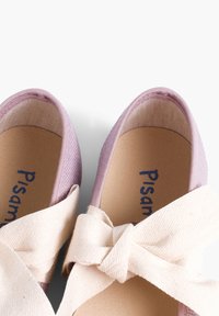 Helllila Leinenschuhe mit runder Spitze und einem beigen Stoffbogen-Detail an der Vorderseite, ausgestattet mit einer strukturierten Oberfläche und flachen Sohlen.