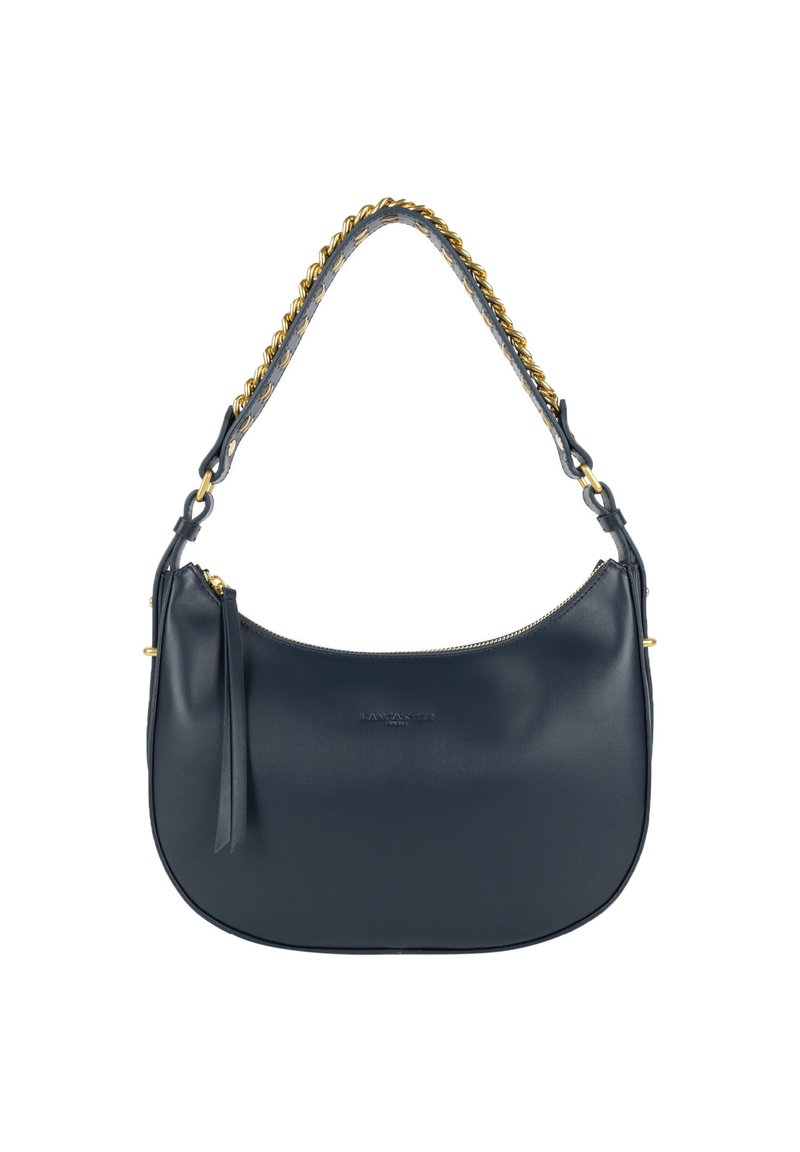 Sac en cuir marine à forme arrondie, avec une chaîne dorée et une fermeture éclair. Caractéristiques d'un détail en frange et d'un logo en relief sur le devant.
