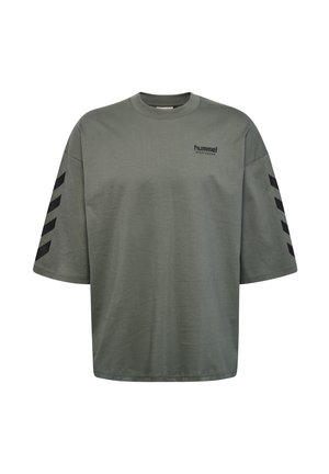 Übergroßes olivgrünes T-Shirt aus Baumwolle mit Rundhalsausschnitt. Verfügt über schwarze Zickzackmuster an den Ärmeln und ein kleines Logo auf der Brust.