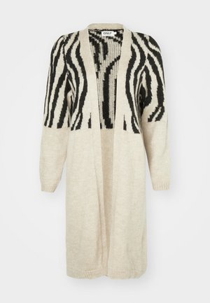 Pletený cardigan s černobílým zebrovaným vzorem, otevřený vpředu, dlouhé rukávy, ribované manžety a spodní lem. Měkká textura, lehký design.