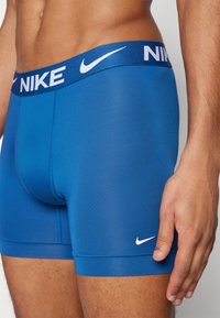 Nike Underwear ESSENTIAL 3 PACK - Boxer briefs - gym red/court blue/black