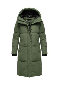 Lång olivgrön vadderad vinterjacka med huva, framdragkedja, tryckknappar och sidofickor på vit bakgrund.