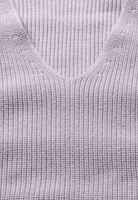 Lichtpaars gebreid vest met een diepe V-hals, gekenmerkt door een ribbeltextuur en gelijkmatig verdeelde horizontale lijnen.