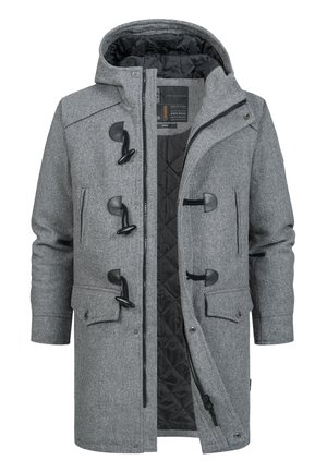 Šedá kapucí ozdobená parka s texturovanou vnější vrstvou, černou prošitou podšívkou, zapínáním na tkanice a dvěma předními kapsami. Uvnitř je zip.