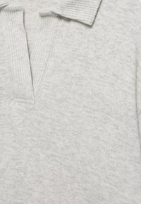 Pulover gri deschis cu guler și clapetă ribbată. Fabricat dintr-un material moale, texturat, având un design minimalist și fibre naturale.
