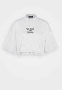 Gray cropped t-shirt made of soft fabric with short sleeves, featuring "SAN DIEGO 1995 CALIFORNIA" printed in black text on the front.