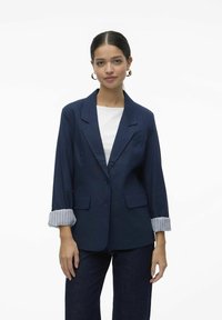 Tumesinise mütsiga bleiser pika varrukaga, millel on triibuline mansett, sakilised kraed ja kaks esikotti, valmistatud sileda tekstuuriga kangast.