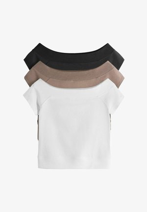Drei Off-Shoulder Kurzarm-Tops übereinander gestapelt, Farben Schwarz, Beige und Weiß, mit weitem Ausschnitt und gerippter Stoffstruktur.