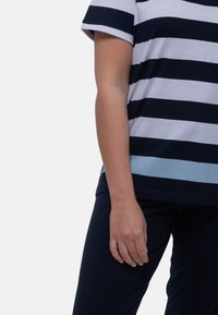 Raidallinen t-paita, jossa on tumman laivastonsinisiä ja vaaleansinisiä vaakaraitoja, valmistettu pehmeästä kankaasta, rento malli ja lyhyet hihat.