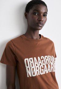 Mads Nørgaard SINGLE TRENDA TEE - Nyomott mintás póló - cambridge brown