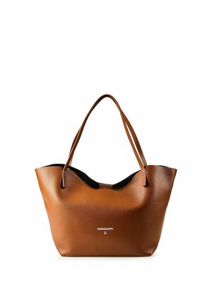 Grande borsa tote in pelle marrone con doppi manici a spalla e piccolo logo bianco "Patrizia Pepe" al centro davanti.