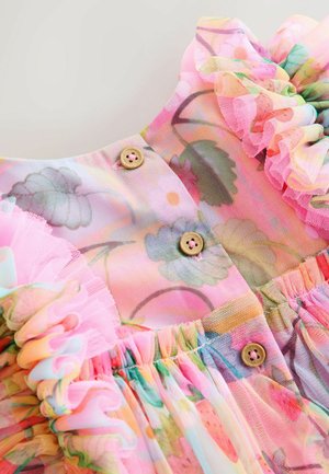 Pasztell színű virágmintás ruha fodros ujjakkal, fa gombokkal és ráncolt derékrésszel az könnyed viselet érdekében.